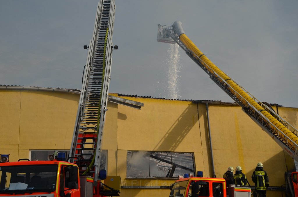 Grossfeuer Poco Lager Koeln Porz Gremberghoven Hansestr P553.JPG - Miklos Laubert